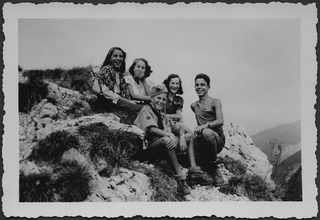 Scout in posa sopra a una roccia