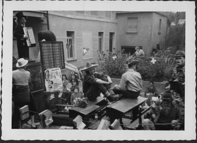 Gruppo su un carro di carnevale