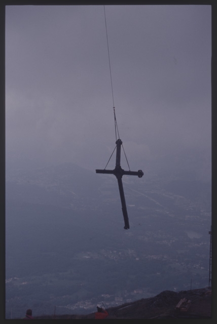 Operazioni di rimozione della vecchia croce alla Sassèra