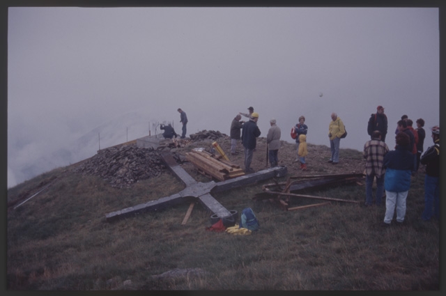 Operazioni di rimozione della vecchia croce alla Sassèra