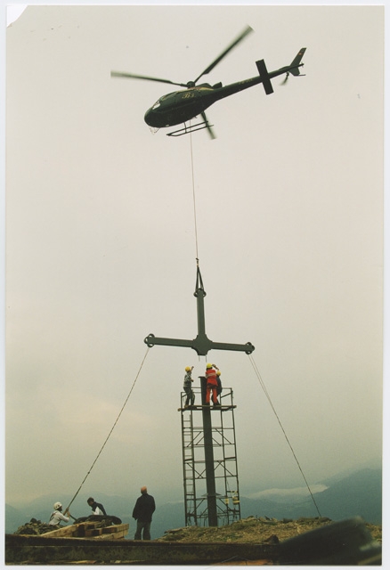 Posa della nuova croce alla Sassèra