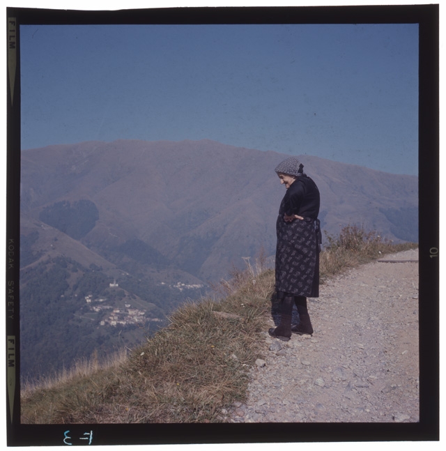 Donna sopra ad un sentiero a Cimadera