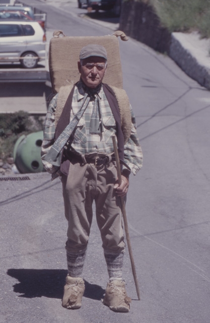 Uomo in abiti da spallone della Val Cavargna