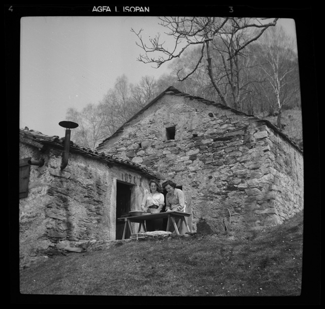 Donne davanti a un rustico a Caslaccio