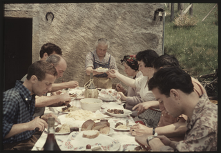 Famiglie Morosoli e Benagli durante un pranzo all'aperto ai monti di Caslaccio
