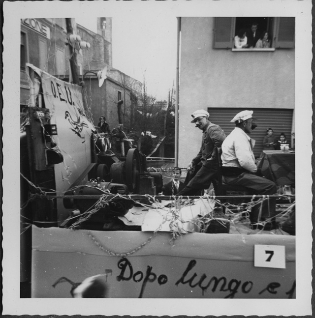 Gruppo sul carro di carnevale