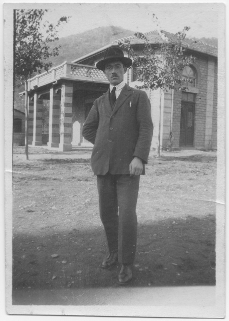 Pierino Cattaneo in posa davanti all'oratorio di Tesserete