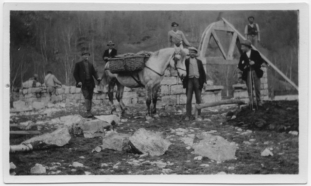 Uomini sul cantiere per la costruzione di un ponte a (?)