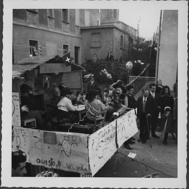Ragazzi su un carro di carnevale