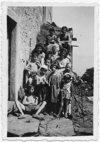 Famiglia in posa sulle scale di casa