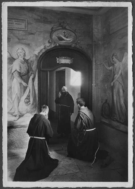 Frati sulla porta del Convento di Bigorio