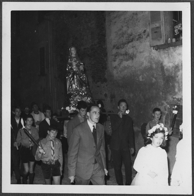 Fedeli in processione in occasione del passaggio della Madonna Pellegrina