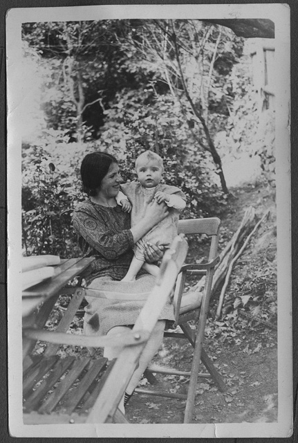 Donna con bambino in giardino