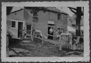 Famiglia in posa sulla porta di una casa a Condra