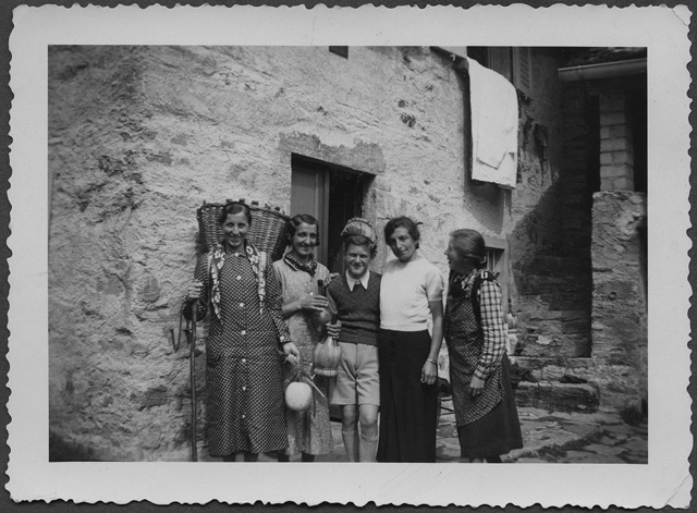 Gruppetto in posa con fiaschi e gerla