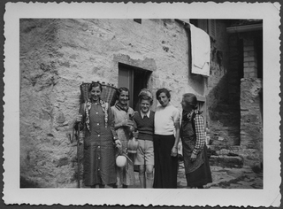 Gruppetto in posa con fiaschi e gerla