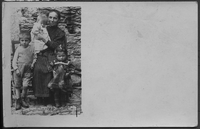 Madre con bambini in posa