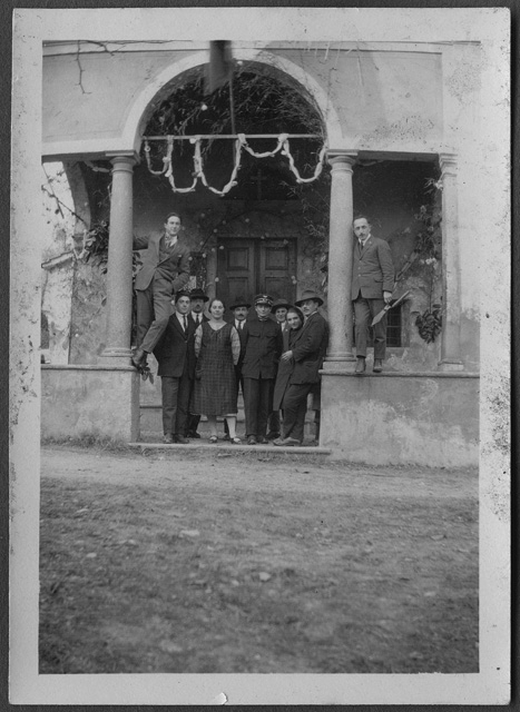 Gruppo in posa davanti all'oratorio di Santa Lucia a Cagiallo
