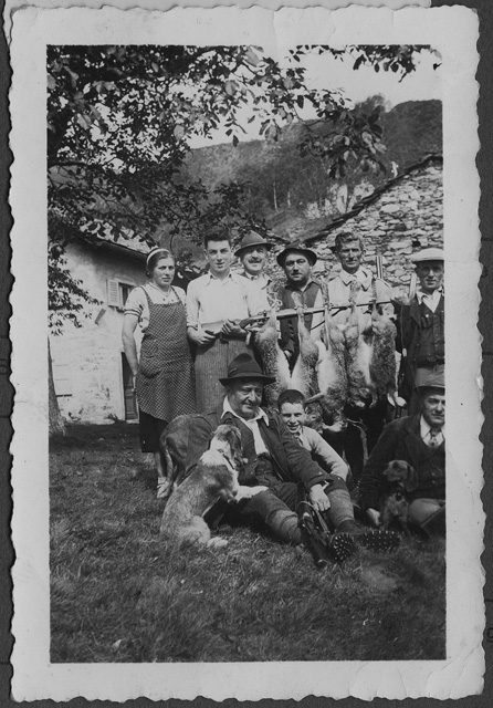 Gruppo in posa con lepri a Condra