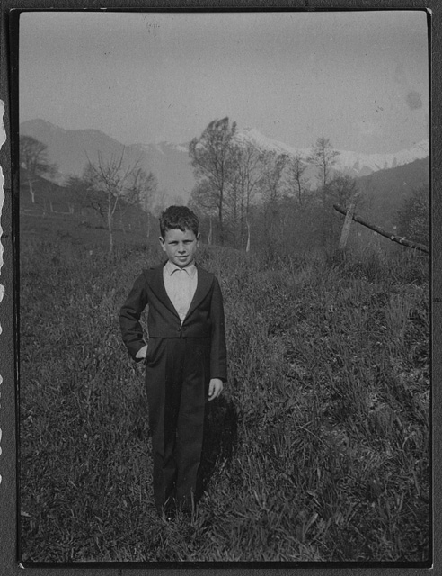 Giuseppe "Pepi" Antonini in posa in un prato