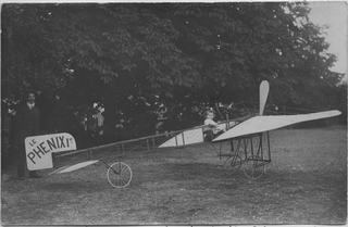 Ritratto di bambina su un aereo per la "Cavalcade" di beneficenza