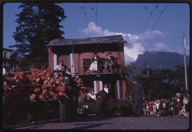 Sfilata dei carri in occasione della festa della vendemmia a Lugano