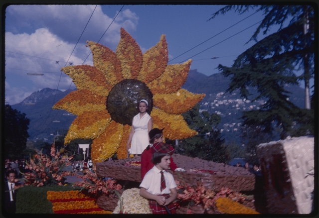 Sfilata dei carri in occasione della festa della vendemmia a Lugano