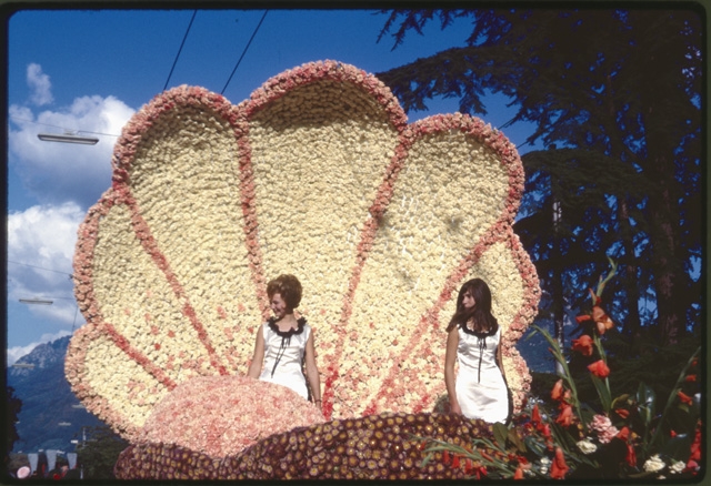 Sfilata dei carri in occasione della festa della vendemmia a Lugano