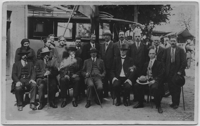 Autorità e personale in posa in occasione dell'inaugurazione dell'autopostale in Val Colla