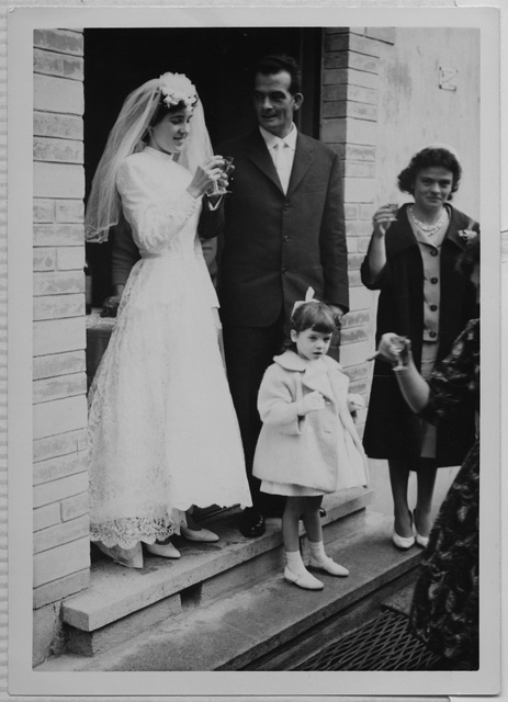 Sandrina Pellanda e Giacomo Paltenghi sulla porta del ristorante Campana in occasione del loro matrimonio