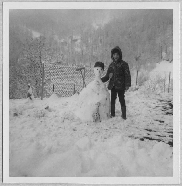 Mary Storni mentre costruisce un pupazzo di neve a Signôra