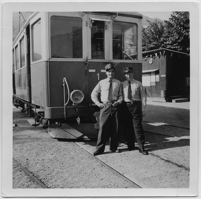 Giacomo Paltenghi e Arnoldo Moresi in posa alla stazione di Tesserete