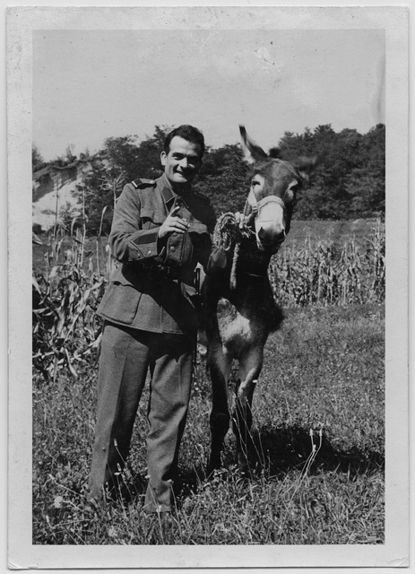 Giacomo Paltenghi in posa con un asino