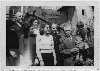 Famiglia Pellanda in posa a Signôra