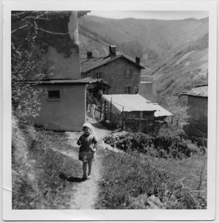 Mary Storni sopra ad un sentiero a Signôra