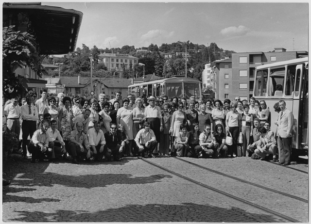 Gruppo di ticinesi in partenza per la California alla stazione di Lugano