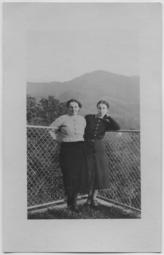 Due donne in posa a Signôra