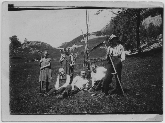 Gruppo in posa durante la fienagione ai monti di (?)
