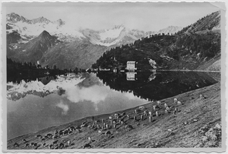 Veduta del lago Ritom con l'albergo Piora