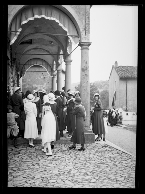 Donne all'ingresso della chiesa di Santo Stefano a Tesserete