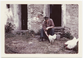 Uomo con galline ai monti di Lascian