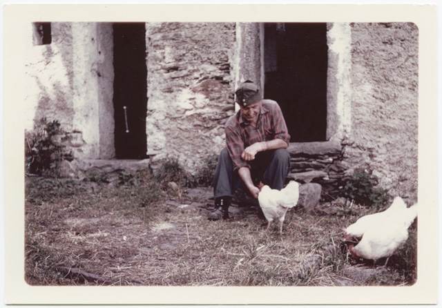 Uomo con galline ai monti di Lascian