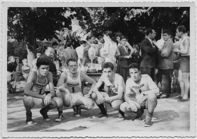 Partecipanti alla corsa di orientamento in occasione della Festa della Gioventù sul piazzale dell'oratorio di Tesserete