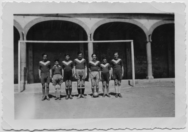 Squadra di calcio in posa sul piazzale dell'Oratorio di Tesserete