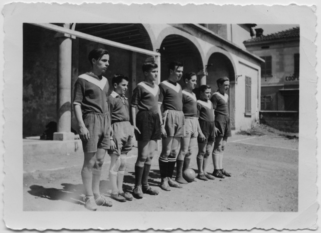 Squadra di calcio in posa sul piazzale dell'Oratorio di Tesserete