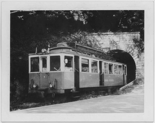 Tram della ferrovia Lugano-Tesserete al tunnel del Belvedere di Porza