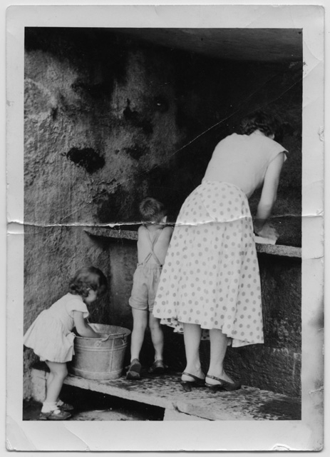 Ada Campana-Ceresa mentre fa il bucato al lavatoio di Corticiasca