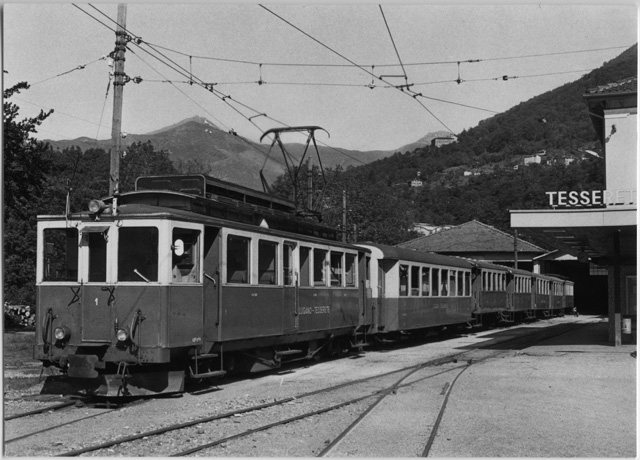La stazione di Tesserete con il tram