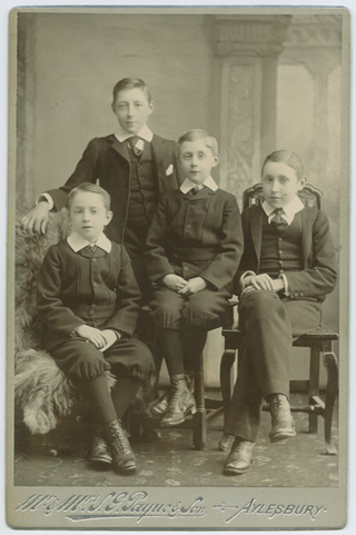 Quattro bambini in posa