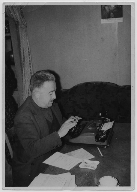 Emilio Ceresa alla macchina da scrivere